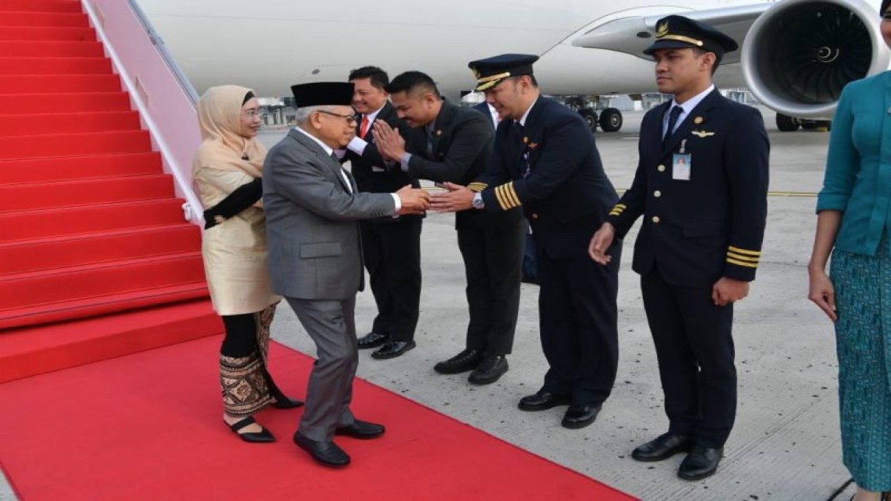 Wapres Ma'ruf Amin tiba di Bandara Internasional Soekarno Hatta di Tangerang, Banten usai kunjungan kerja di Uzbekistan, Sabtu (17/6/2023). ANTARA/HO-BPMI Setwapres - Yohanes Liniandus