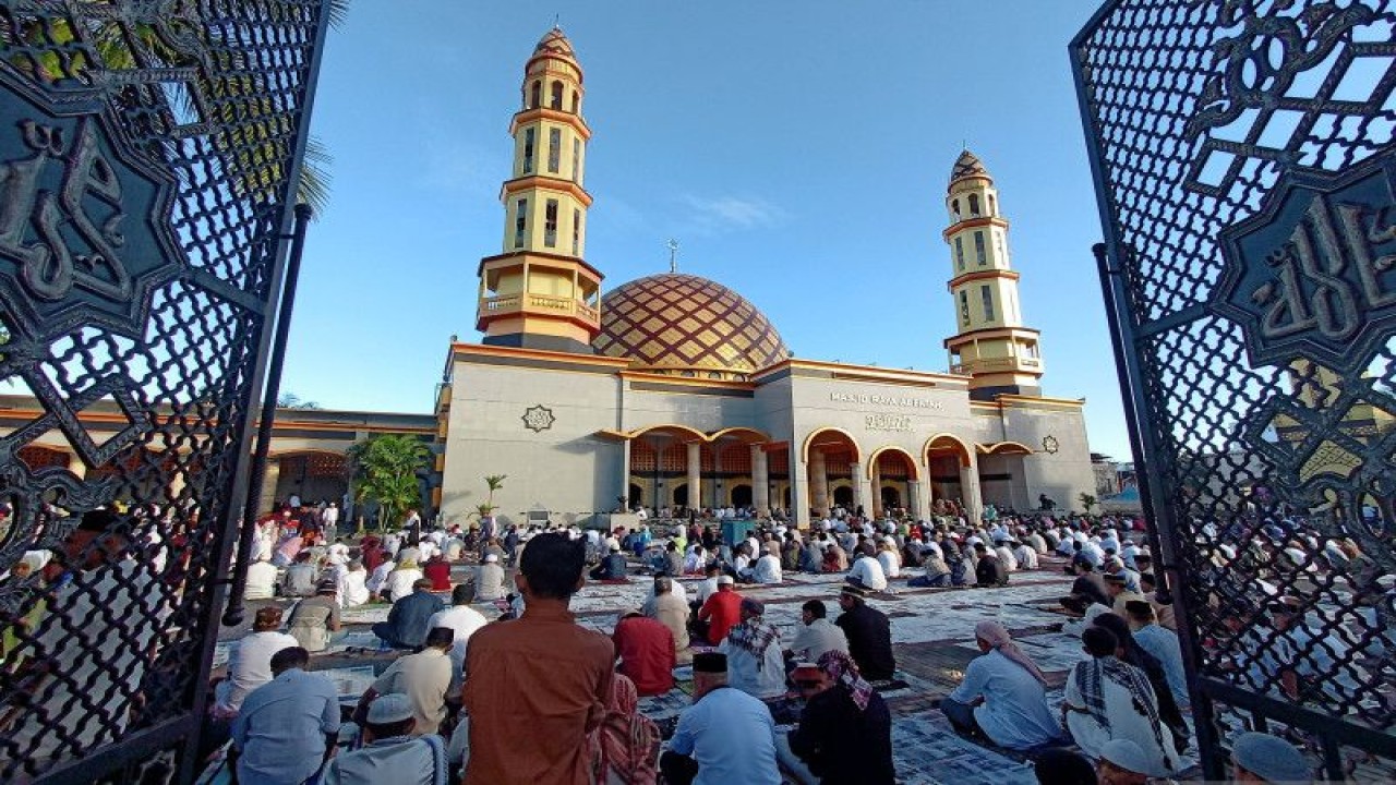 Kaum Muslim Ambon memenuhi Masjid Al Fatah Kota Ambon untuk Shalat Idul Adha 1444 Hijriah, Kamis (23/6/2023). (ANTARA/DedyAzis)