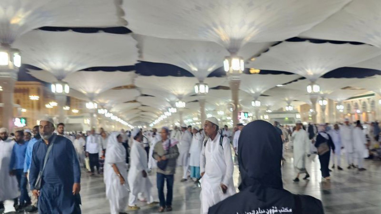 Seorang petugas haji saat melintas di Masjid Nabawi, Madinah. ANTARA/Nur Istibsaroh