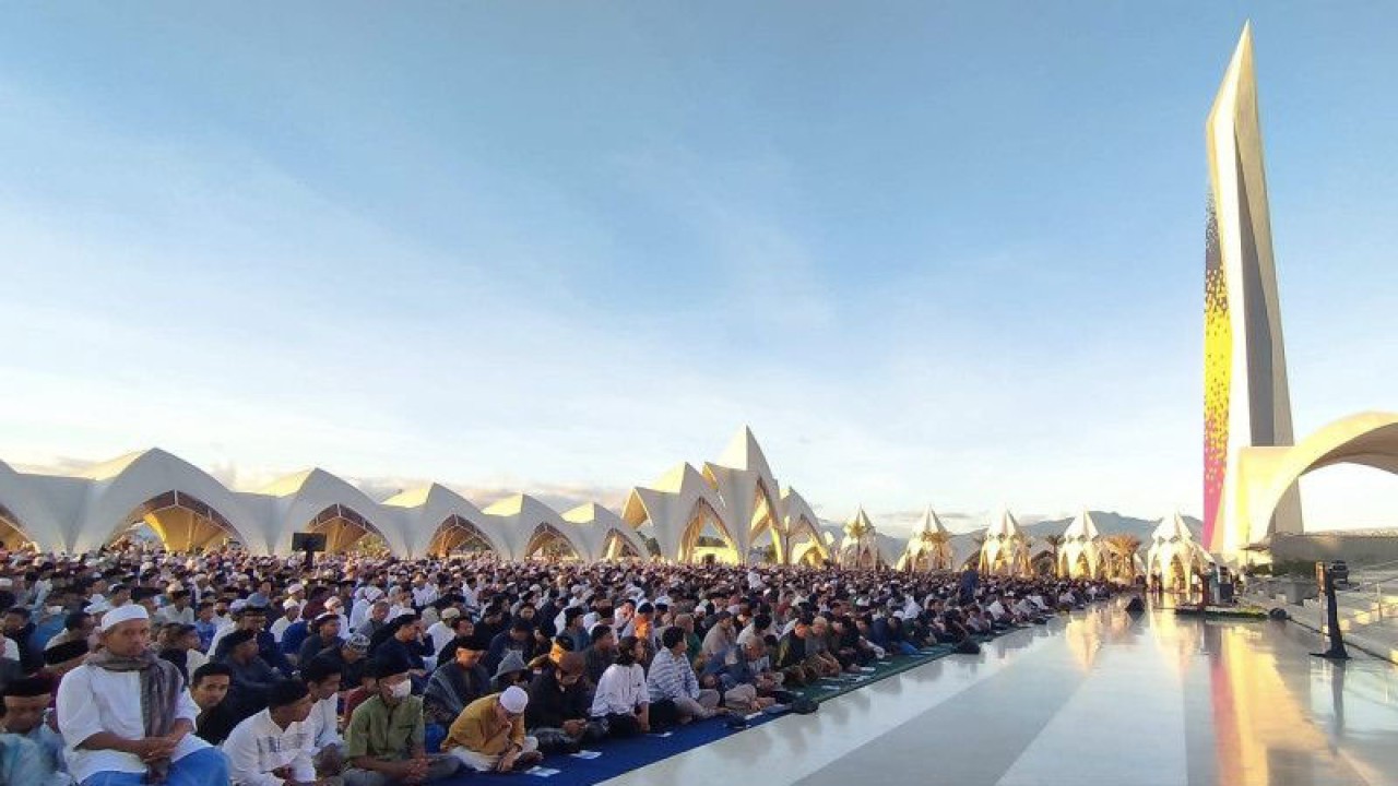 Ribuan warga mengikuti Salat Idul Adha di Masjid Raya Al Jabbar, Kota Bandung, Jawa Barat, Kamis (29/6/2023). (ANTARA/Bagus Ahmad Rizaldi)