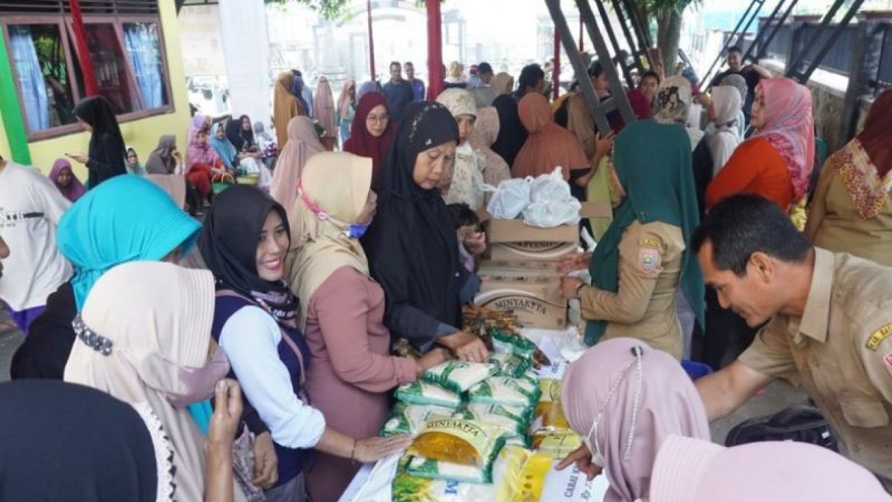 Masyarakat Kabupaten Batang antusias membeli kebutuhan pokok pada kegiatan Gerakan Pangan Murah yang diselenggarakan oleh Pemkab Batang, Senin (26/6/2023). (ANTARA/Kutnadi)