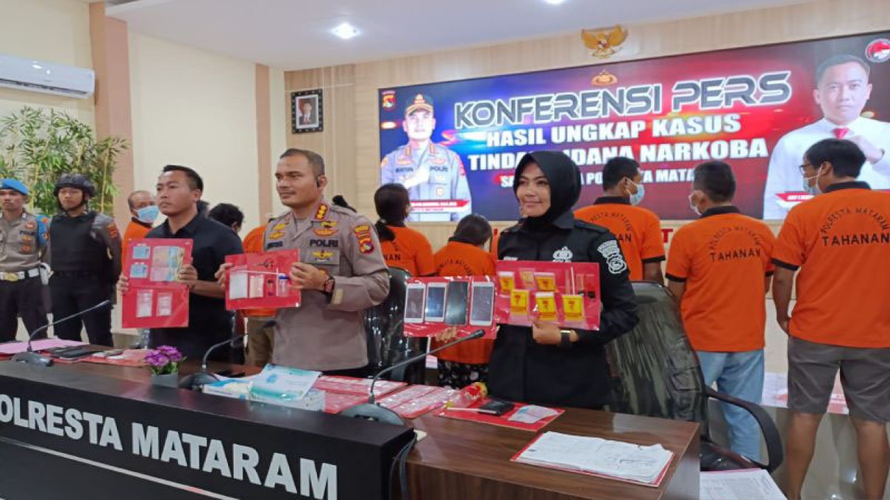 Kapolresta Mataram Kombes Pol. Mustofa (tengah) bersama Kepala Satresnarkoba AKP I Made Dimas (kiri) menunjukkan barang bukti dan tersangka kasus dugaan peredaran narkotika yang terungkap dalam periode satu pekan dengan sembilan di antaranya terlibat sindikat peredaran narkotika jaringan antarprovinsi di Mataram, NTB, Selasa (6/6/2023). ANTARA/Dhimas BP