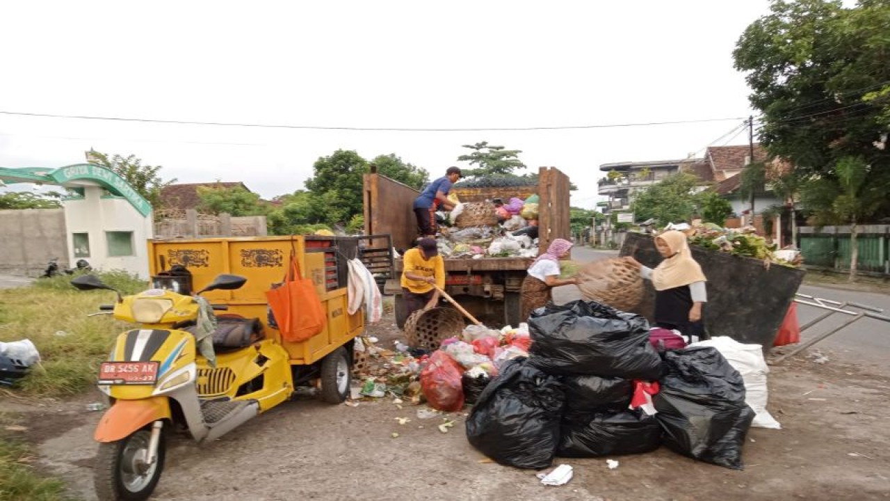 Arsip Foto - Petugas memasukkan sampah ke kendaraan pengangkut di Kota Mataram, Provinsi Nusa Tenggara Barat. (ANTARA/Nirkomala)