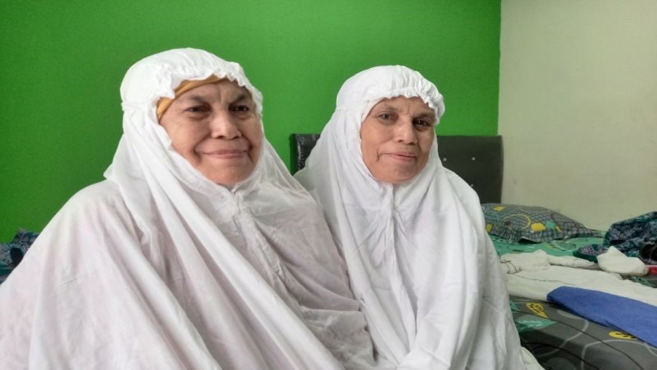 Mato bersaudara saat berada di kamar 106 Asrama Haji Tuminting Manado, Jumat (16/6/2023). ANTARA/Nancy L Tigauw