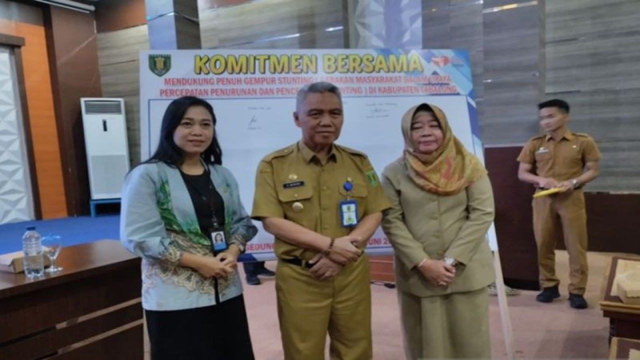 Wakil Bupati Tabalong H Mawardi (tengah) bersama Sekda Tabalong Hj Hamida Munawarah dan Seketaris BKKBN Kalsel Dr Lasma Uli Lumbantoruan usai penandatanganan komitmen bersama dukung Gempur. (ANTARA/Herlina Lasmianti)