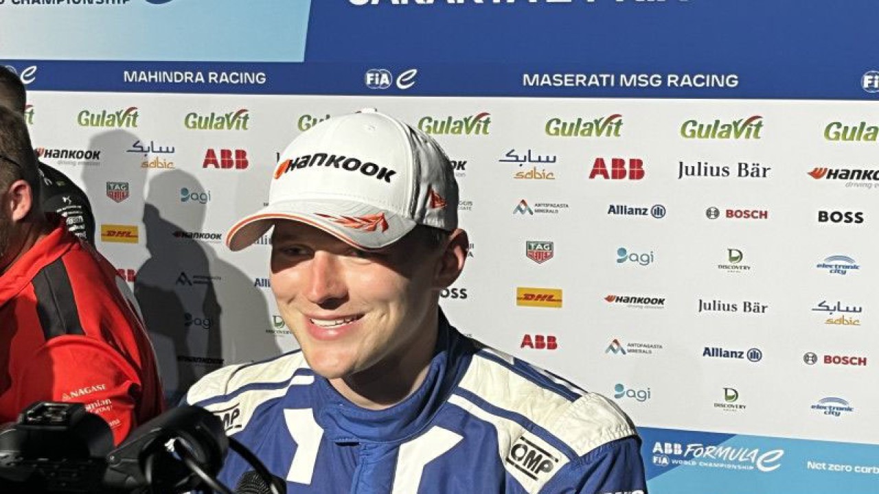 Pebalap Maserati MSG Racing, Maximilian Guenther, saat melakukan sesi wawancara bersama awak media di Sirkuit Internasional E-Prix Ancol Jakarta, Sabtu (3/6/2023). (ANTARA/Arnidhya Nur Zhafira)
