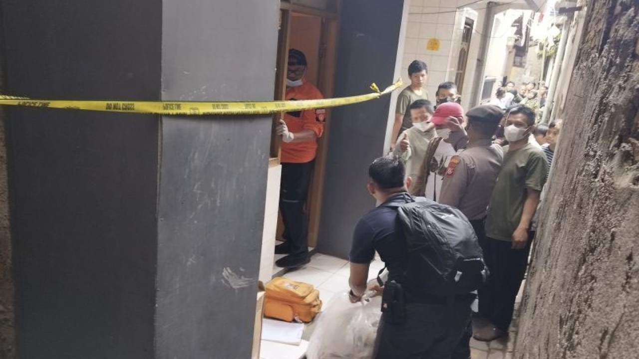 Petugas Inafis memeriksa lokasi penemuan mayat terbungkus plastik di Gang Famili, Kelurahan Cibuntu, Kota Bandung, Jawa Barat, Rabu (7/6/2023). ANTARA/Bagus Ahmad Rizaldi.