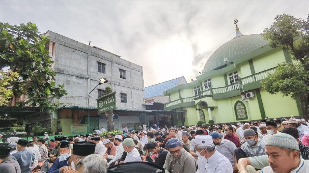 Ilustrasi: Sebagian umat Muslim di Kota Medan, Sumatera Utara menunaikan shalat Idul Adha 1443 Hijriah di Masjid Taqwa, Jalan Setia Budi, Medan pada Sabtu. (ANTARA/Nur Aprilliana Br Sitorus)