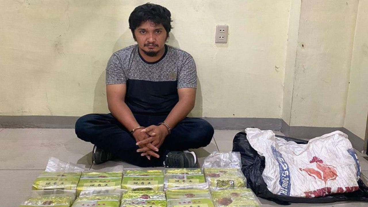 Seorang pelaku OR (30) yang ditangkap dan ditahan di Mapolda Sumut terkait pengiriman narkotika jenis sabu 10 kg dari Aceh Besar ke Kota Medan dengan menggunakan mobil Toyata Rush, di Medan, Rabu (28/6/2023). ANTARA/HO-Humas Polda Sumut.