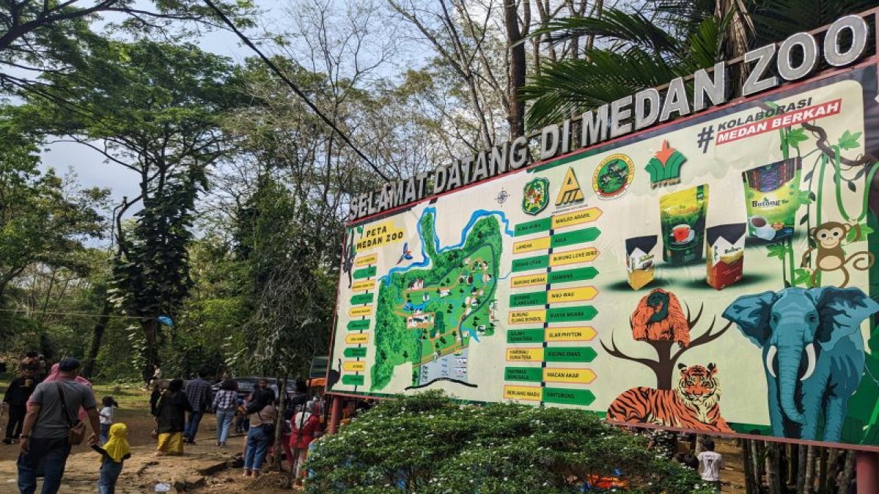 Arsip Foto - Pengunjung ramai di kebun binatang Medan Zoo, Medan, pada Selasa (25/4/2023) atau H+3 Lebaran 2023. (ANTARA/Michael Siahaan)
