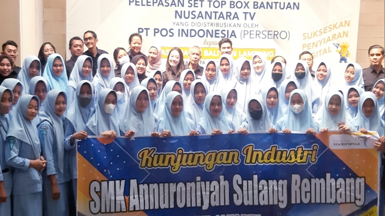 Siswi SMK Anuroniyah, Rembang, Jawa Tengah lakukan media visit ke NTV/Nusantaratv.com