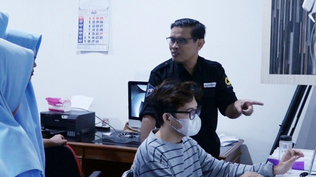 Para siswi SMK Annuroniah Rembang, Jawa Tengah mendapat pembekalan mengenai seluk beluk portal Nusantaratv.com dan Sahabat.com oleh Manager IT, Edison Siregar/Nusantara TV