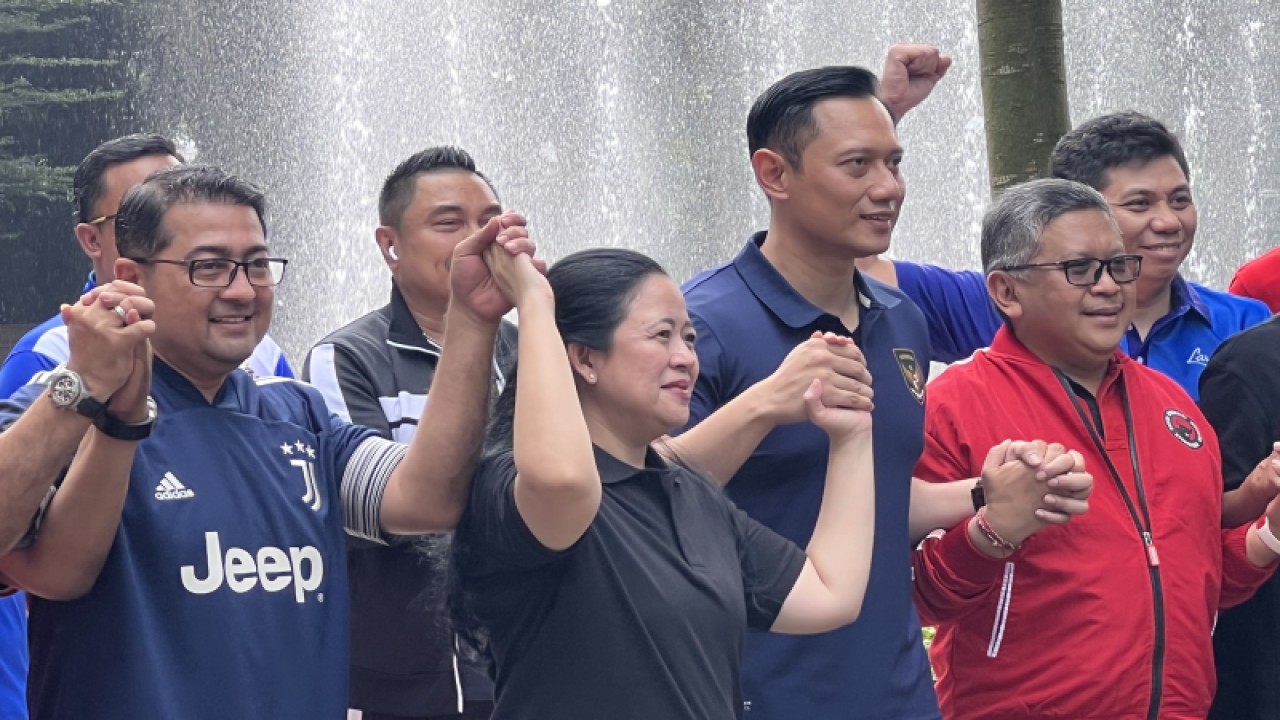 Sekretaris Jenderal Partai Demokrat Teuku Riefky Harsya (paling kiri), Ketua DPP PDI Perjuangan Puan Maharani (kedua kiri), Ketua Umum Partai Demokrat Agus Harimurti Yudhoyono (kedua kanan), serta Sekretaris Jenderal PDI Perjuangan Hasto Kristiyanto (paling kanan) usai konferensi pers di Plataran Hutan Kota Gelora Bung Karno, Jakarta Pusat, Minggu (18/6/2023). ANTARA/Putu Indah Savitri.