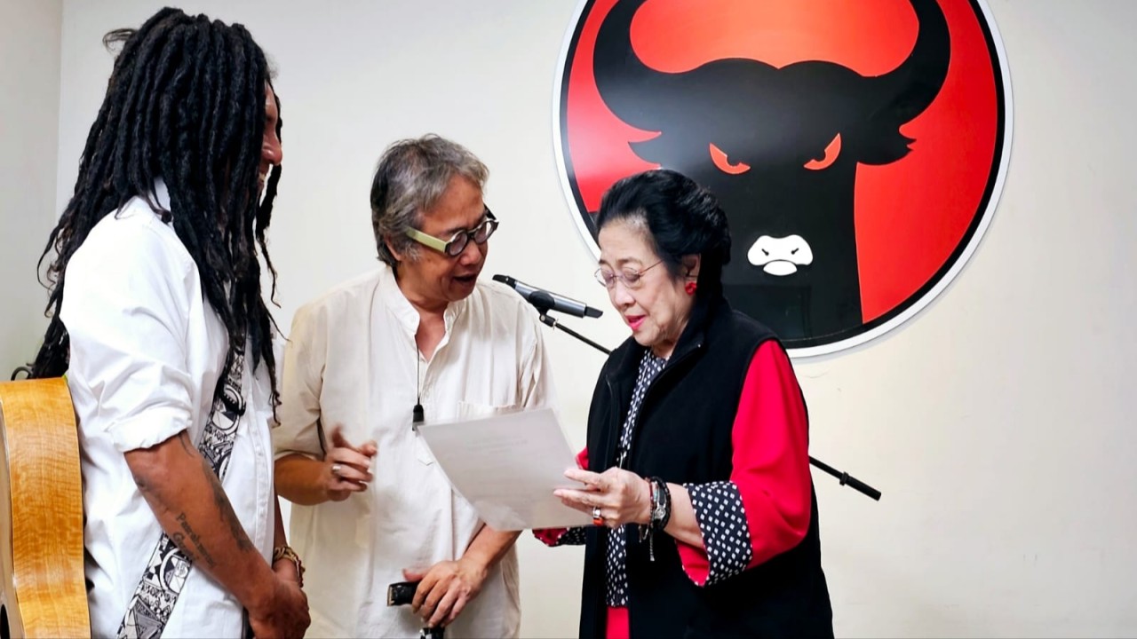 Ketua Umum PDI Perjuangan Megawati Soekarnoputri bersama Butet Kertaradjasa.