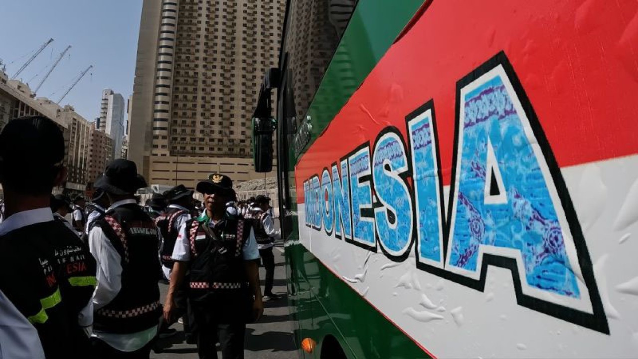 Petugas transportasi PPIH Arab Saudi berada di dekat bus Shalawat saat mengikuti apel di Terminal Jiyad, Mekkah, Arab Saudi, Kamis (1/6/2023). Sebanyak 450 armada bus Sholawat dan sekitar 230 petugas mulai beroperasi selama 24 jam untuk memfasilitasi mobilitas serta aktifitas jemaah haji Indonesia selama beribadah di kota Mekkah bersamaan dengan kedatangan jemaah secara bertahab dari Madinah. ANTARA FOTO/Wahyu Putro A