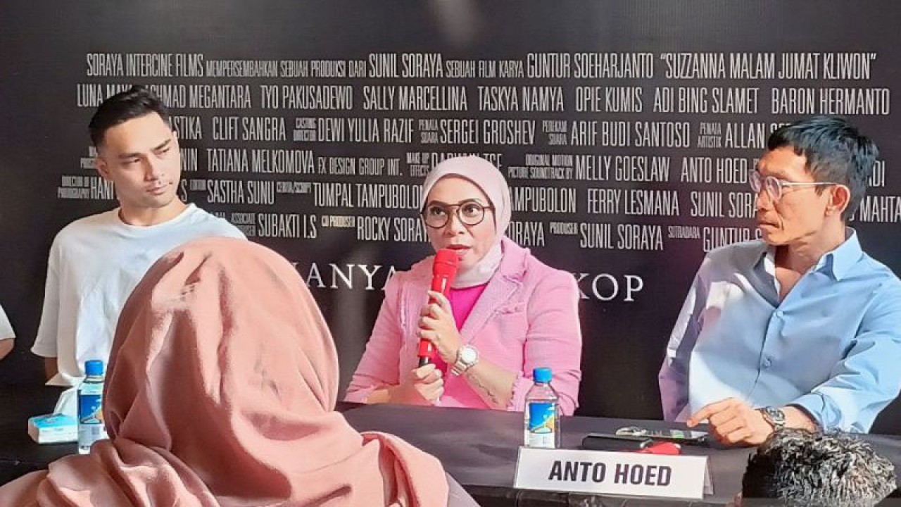Melly Goeslaw (tengah) dan Anto Hoed (kanan) dalam konferensi pers peluncuran trailer "Suzzanna: Malam Jumat Kliwon" di Kantor Soraya Intercine Films di Jakarta, Kamis (22/6/2023) (ANTARA/Suci Nurhaliza)