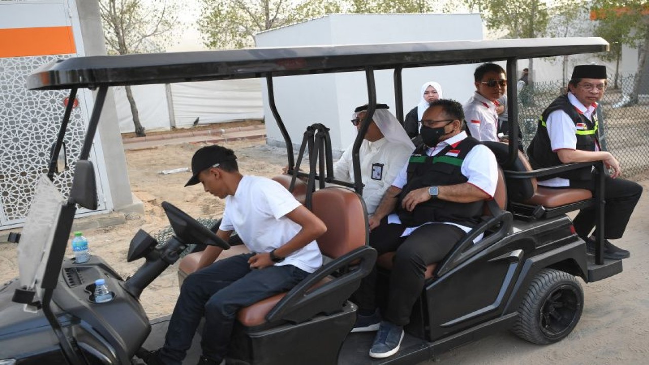 Menteri Agama (Menag) Yaqut Cholil Qoumas mencoba fasilitas tambahan berupa mobil golf yang akan digunakan untuk membantu mobilitas jamaah selama di Arafah dan Mina, Selasa (20/6). ANTARA/HO-MCH 2023