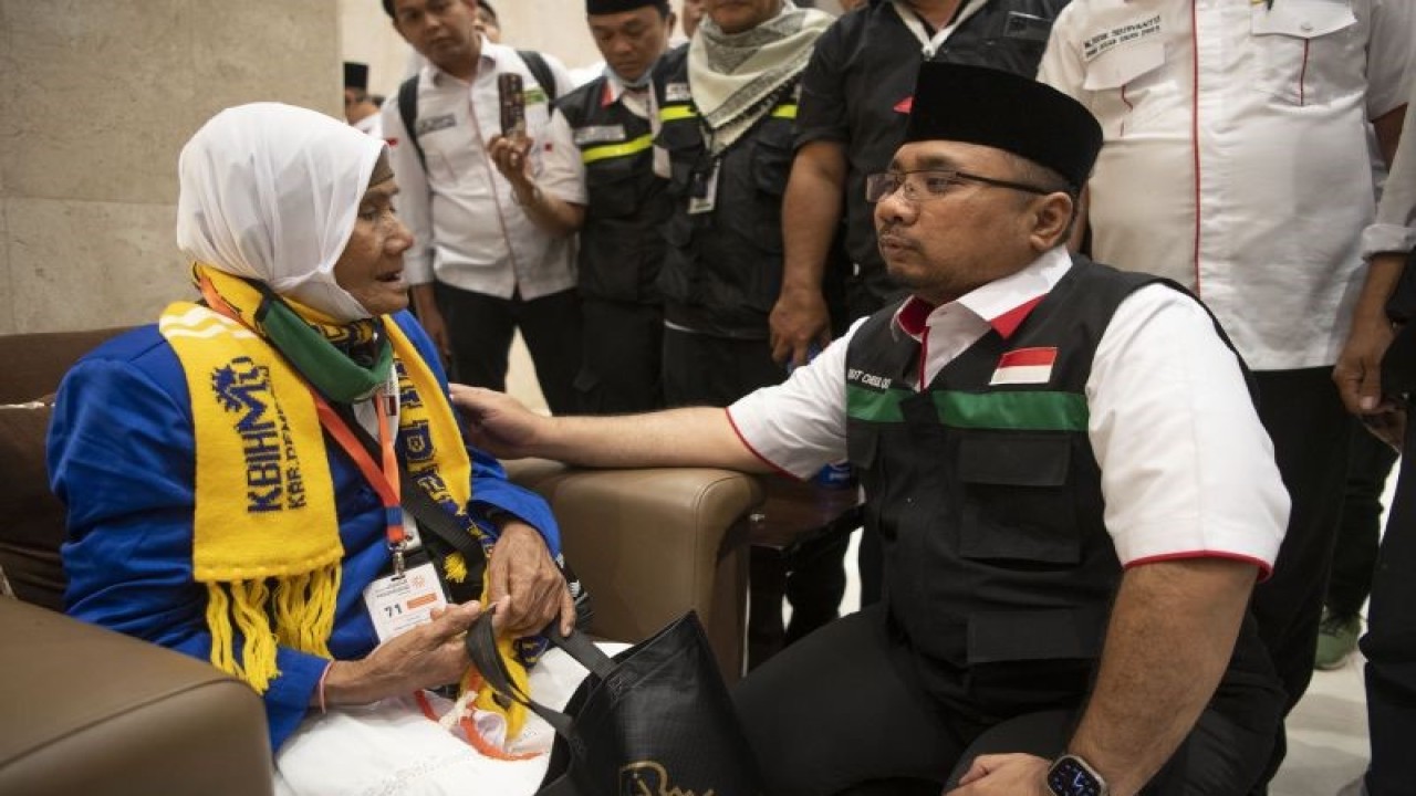 Menteri Agama Yaqut Cholil Qoumas (kanan) berbincang dengan jamaah tertua dari kloter SOC 89 asal Rembang, Suminah Sadami Sardi (103) di Hotel Sektor 11 Kawasan Misfalah, Mekah, Arab Saudi, Rabu (21/6/2023). Kedatangan Amirul Hajj tersebut untuk menyapa serta meninjau fasilitas dan pelayanan kepada jamaah calon haji Indonesia. ANTARA FOTO/Wahyu Putro A/rwa.