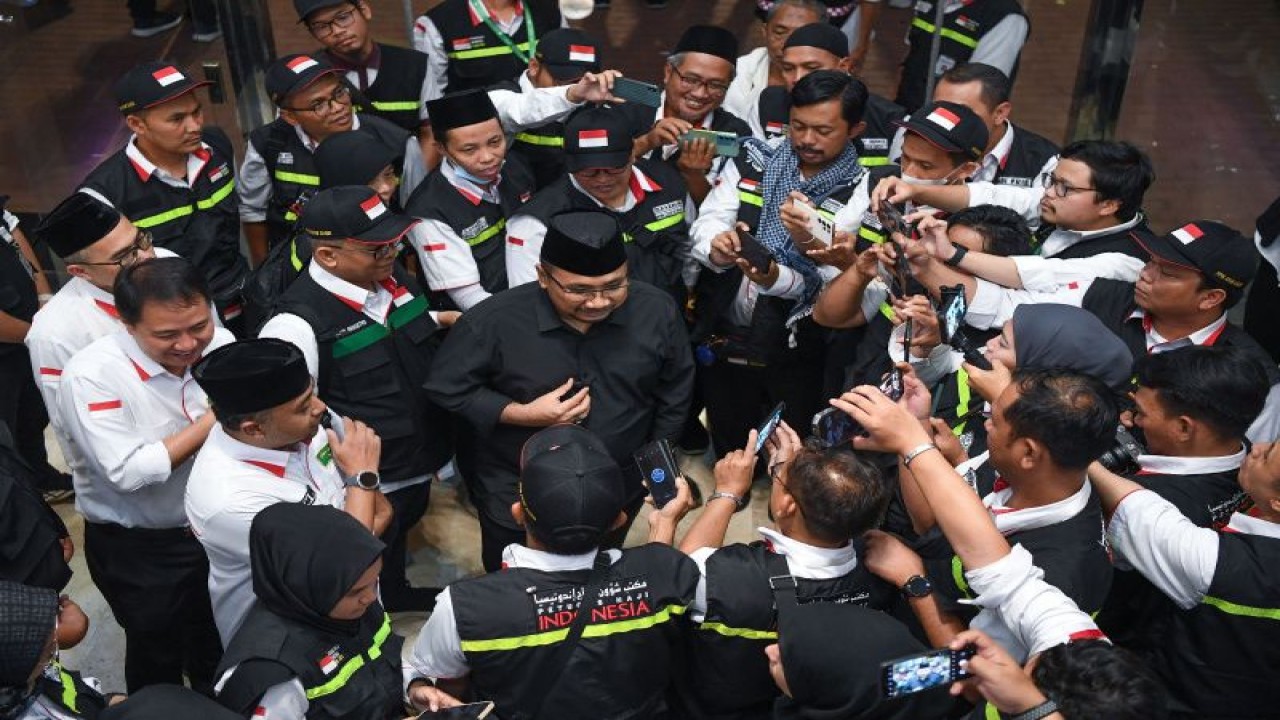 Menteri Agama Yaqut Cholil Qoumas dalam kunjungannya ke Mekkah, Senin (19/6) malam. ANTARA/HO-MCH 2023
