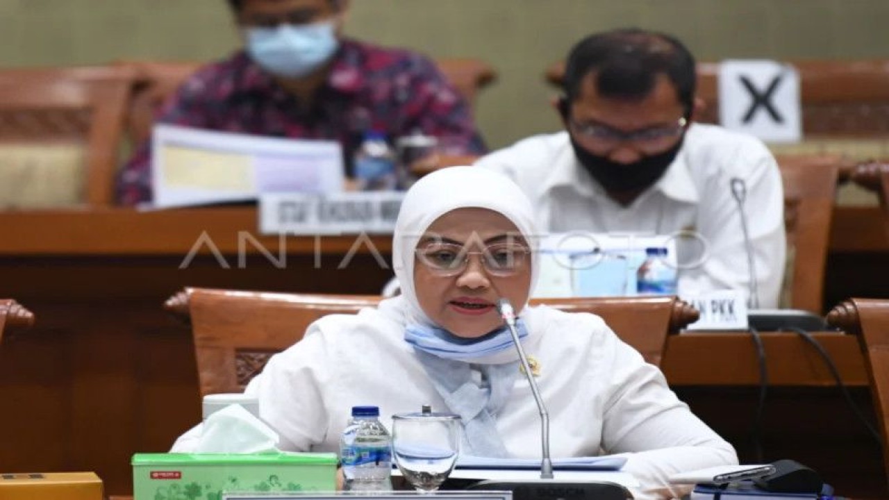 Menteri Tenaga Kerja Ida Fauziyah menyampaikan penjelasan terkait program subsidi pemerintah kepada pekerja dalam Rapat Dengar Pendapat bersama Dirut BPJS Ketenagakerjaan dan DPR Komisi IX DPR di Kompleks Parlemen Senayan, Jakarta, Rabu (26/8/2020). (ANTARA FOTO/Puspa Perwitasari/aww.)