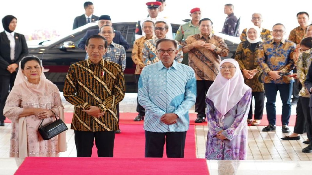 Presiden Joko Widodo (kedua kiri) dalam kunjungan kerja memenuhi undangan Perdana Menteri (PM) Malaysia, Anwar Ibrahim (kedua kanan) di kediaman resmi PM Malaysia, di Seri Perdana, Putrajaya, Malaysia, Kamis (8/6/2023). (ANTARA/HO-Kemnaker)