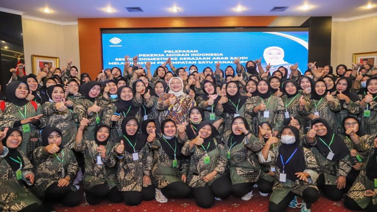 Menteri Ketenagakerjaan, Ida Fauziyah (tengah) berfoto bersama para pekerja migran Indonesia (PMI) yang akan berangkat ke Arab Saudi, Jakarta, Jumat (23/6/2023). (ANTARA/HO-Kemnaker)