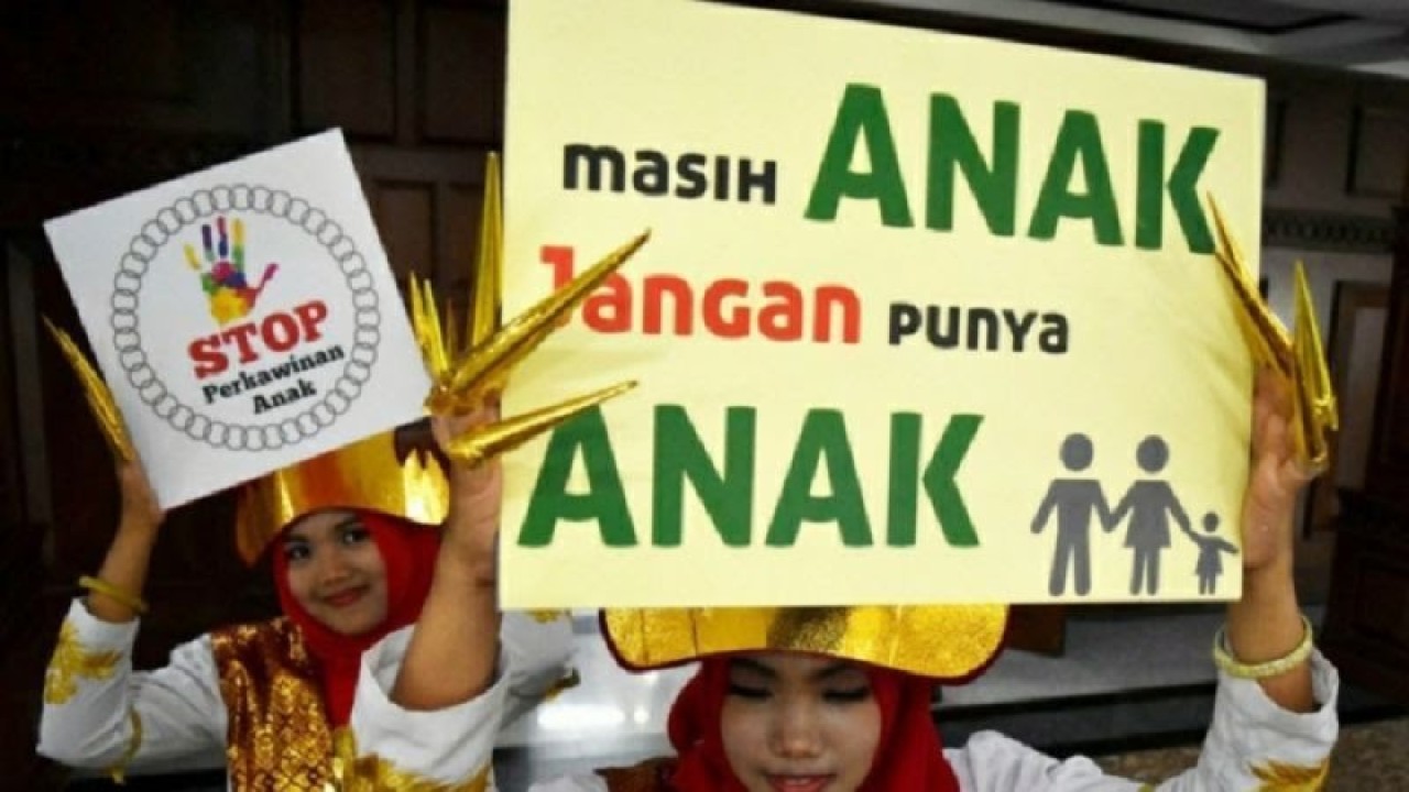 Sejumlah siswi menunjukkan poster kampanye Gerakan Stop Perkawinan Anak. ANTARA FOTO/Aditya Pradana Putra