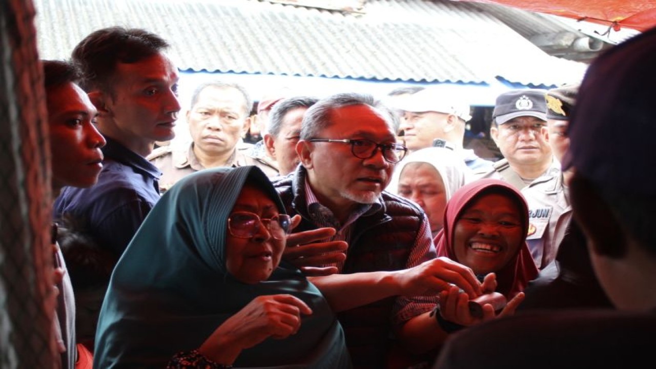 Menteri Perdagangan (Mendag) Menteri Perdagangan (Mendag) Zulkifli Hasan saat meninjau Pasar Kalianda. Lampung Selatan, Rabu (28/6/2023). ANTARA/Ruth Intan Sozometa Kanafi.