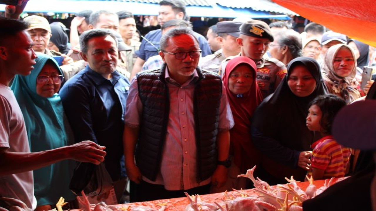 Menteri Perdagangan (Mendag) Zulkifli Hasan saat meninjau harga pangan di Pasar Kalianda. Lampung Selatan, Rabu (28/6/2023). ANTARA/Ruth Intan Sozometa Kanafi.