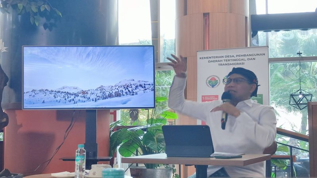 Menteri Desa, Pembangunan Daerah Tertinggal dan Transmigrasi (Mendes PDTT) Abdul Halim Iskandar saat konferensi pers di Jakarta, Kamis (22/6/2203). (ANTARA/ Zubi Mahrofi)
