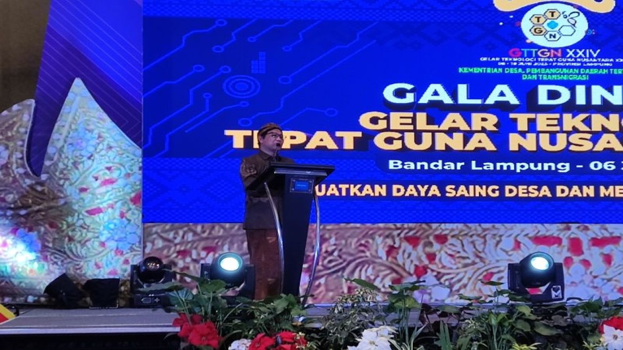 Menteri Desa, Pembangunan Daerah Tertinggal, dan Transmigrasi Abdul Halim Iskandar dalam acara Gala Dinner Gelar Teknologi Tepat Guna Nusantara, di Bandar Lampung, Lampung, Selasa (6/6) malam. ANTARA/Anita Permata Dewi