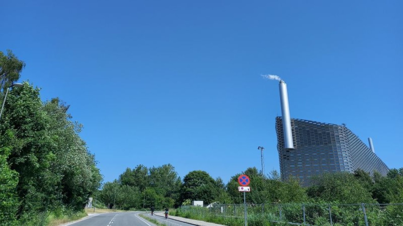 Fasilitas pembangkit listrik tenaga sampah yang juga berfungsi sebagai area rekreasi Amager Bakke/Copen Hill di Kopenhagen, Denmark. ANTARA/Desca Lidya Natalia