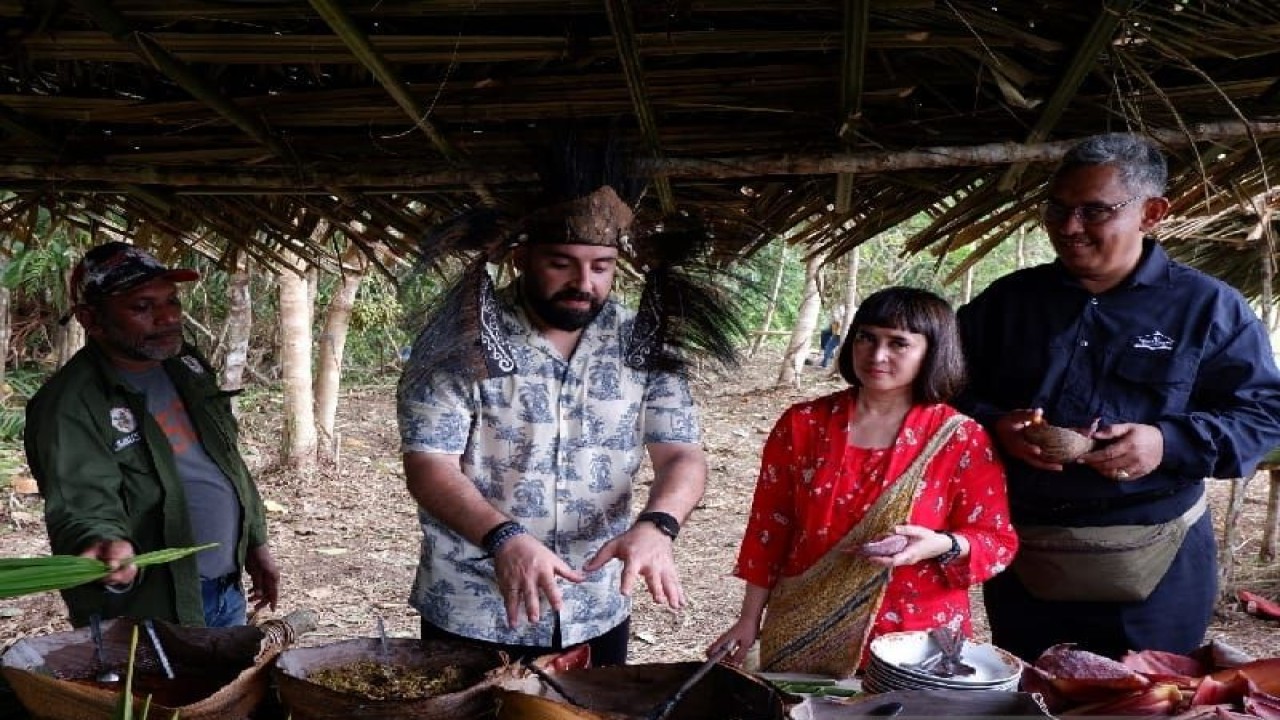 Koki asal Qatar Hassan Al Ibrahim menjelaskan rasa makanan usai mencoba masakan khas papua saat Culinary Journey Qatar-Indonesia 2023 Year of Culture di Kampung Skouw Sae, Kota Jayapura, Papua, Rabu (21/6) (ANTARA/Qadri Pratiwi)