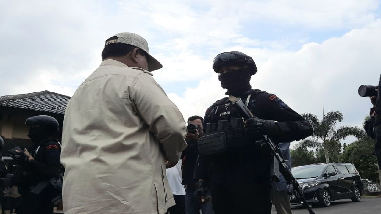 Menteri Pertahanan (Menhan) RI Prabowo Subianto menyalami sejumlah prajurit Brimob di Sespim Lemdiklat Polri, Lembang, Kabupaten Bandung Barat, Jawa Barat, Jumat (16/6/2023). ANTARA/Fath Putra Mulya.