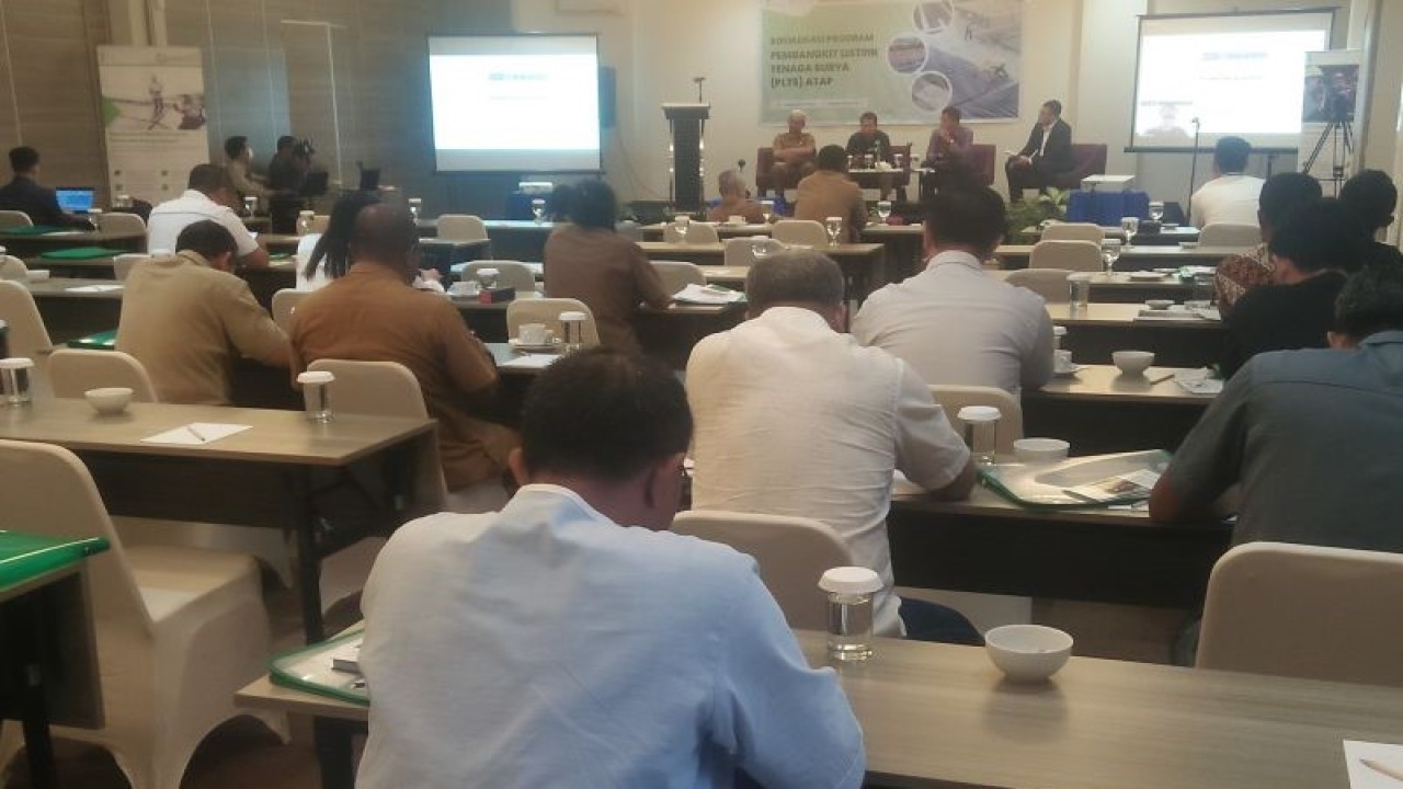 PLTS atap atau rooftop menjadi salah satu aletrnatif energi baru terarukan masa depan yang disosialisasikan New Zeland-Maluku access to renewable energy support (NZ-Mates). (9/6) ANTARA/Daniel