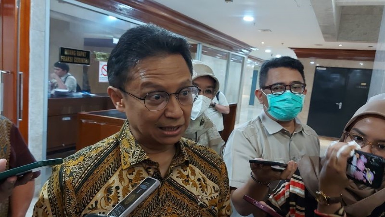 Menteri Kesehatan RI Budi Gunadi Sadikin saat menyampaikan keterangan kepada wartawan usai agenda Rapat Kerja Komisi IX terkait Pengambilan Keputusan RUU Kesehatan di Jakarta, Senin (19/6/2023). (ANTARA/Andi Firdaus).