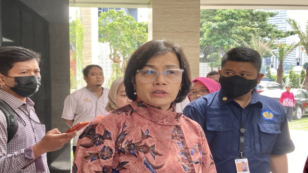 Menteri Keuangan (Menkeu) Sri Mulyani saat ditemui usai kegiatan sosialisasi UU P2SK oleh Kadin Indonesia di Jakarta, Selasa (13/6/2023). (ANTARA/Imamatul Silfia)