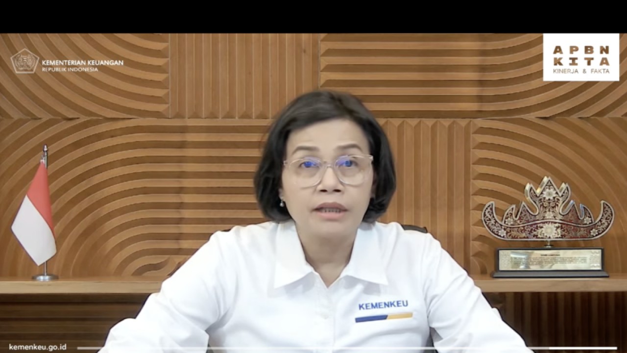 Menteri Keuangan Sri Mulyani memberikan pemaparan dalam konferensi pers APBN KiTa edisi Juni 2023 yang dipantau secara daring di Jakarta, Senin (26/6/2023). (ANTARA/Imamatul Silfia)