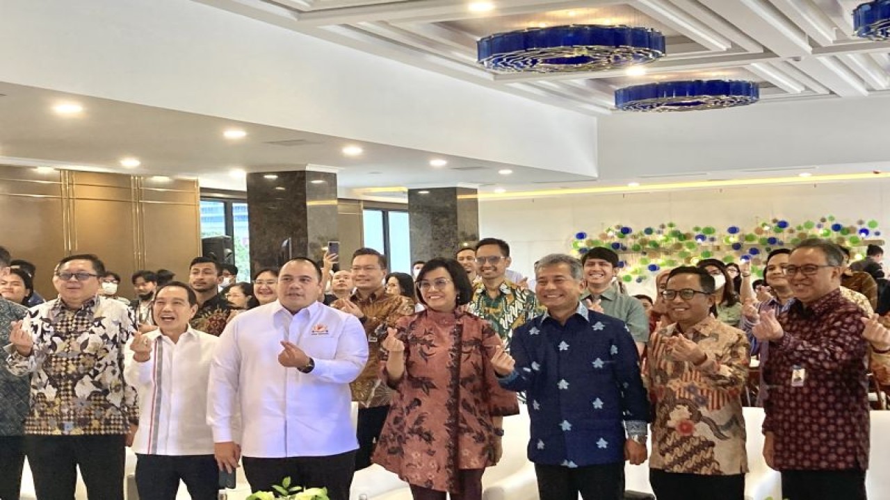 Menteri Keuangan (Menkeu) Sri Mulyani Indrawati bersama para tamu undangan dalam sosialisasi UU P2SK oleh Kadin Indonesia, di Jakarta, Selasa (13/6/2023). ANTARA/Imamatul Silfia