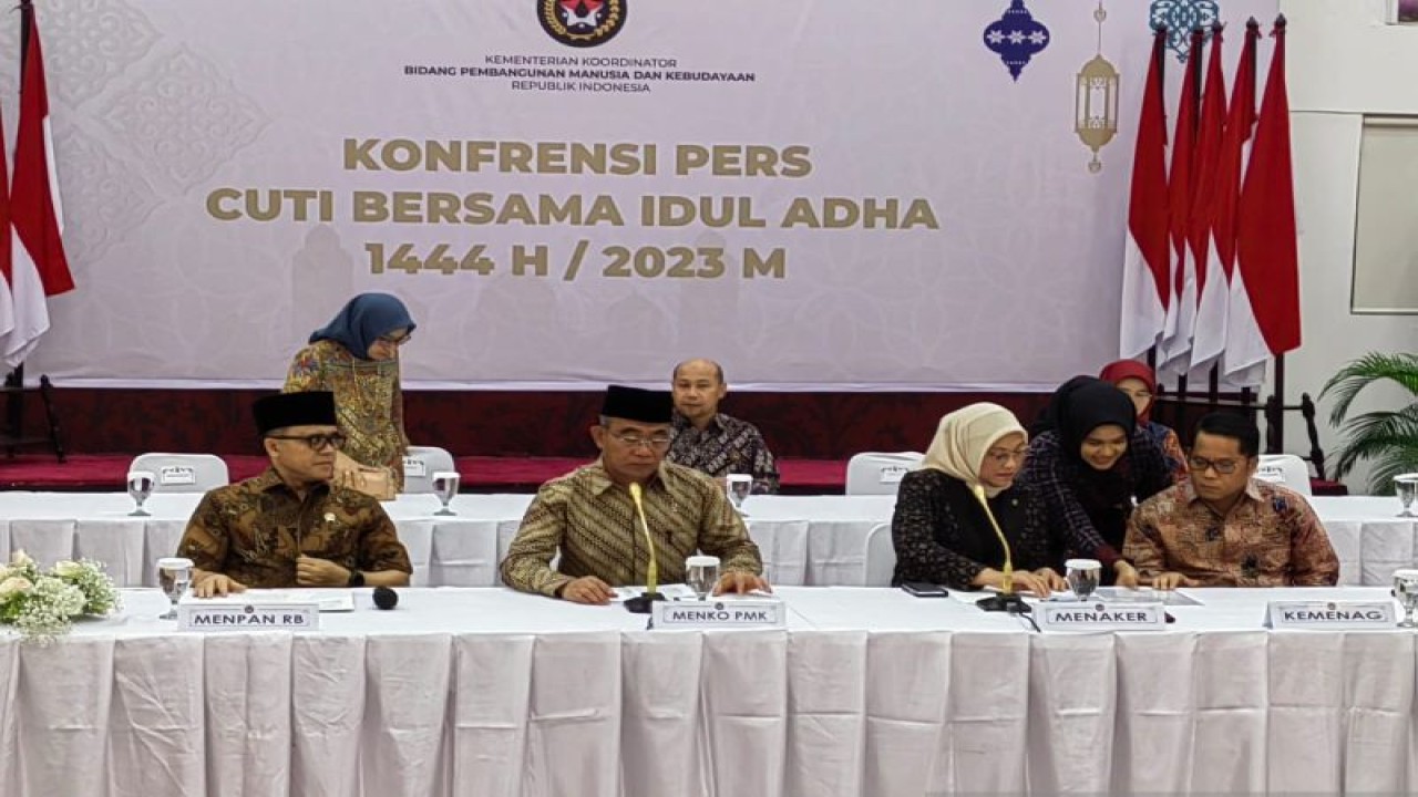 Menpan RB Abdullah Azwar Anas (kiri), Menko PMK Muhadjir Effendy (kedua dari kiri), Menaker Ida Fauziyah (kedua dari kanan), dan Dirjen Bimas Islam Kemenag Kamaruddin Amin (kanan) saat konferensi pers cuti bersama Idul Adha di Kantor Kemenko PMK, Jakarta, Kamis (22/6/2023). (ANTARA/Asep Firmansyah)