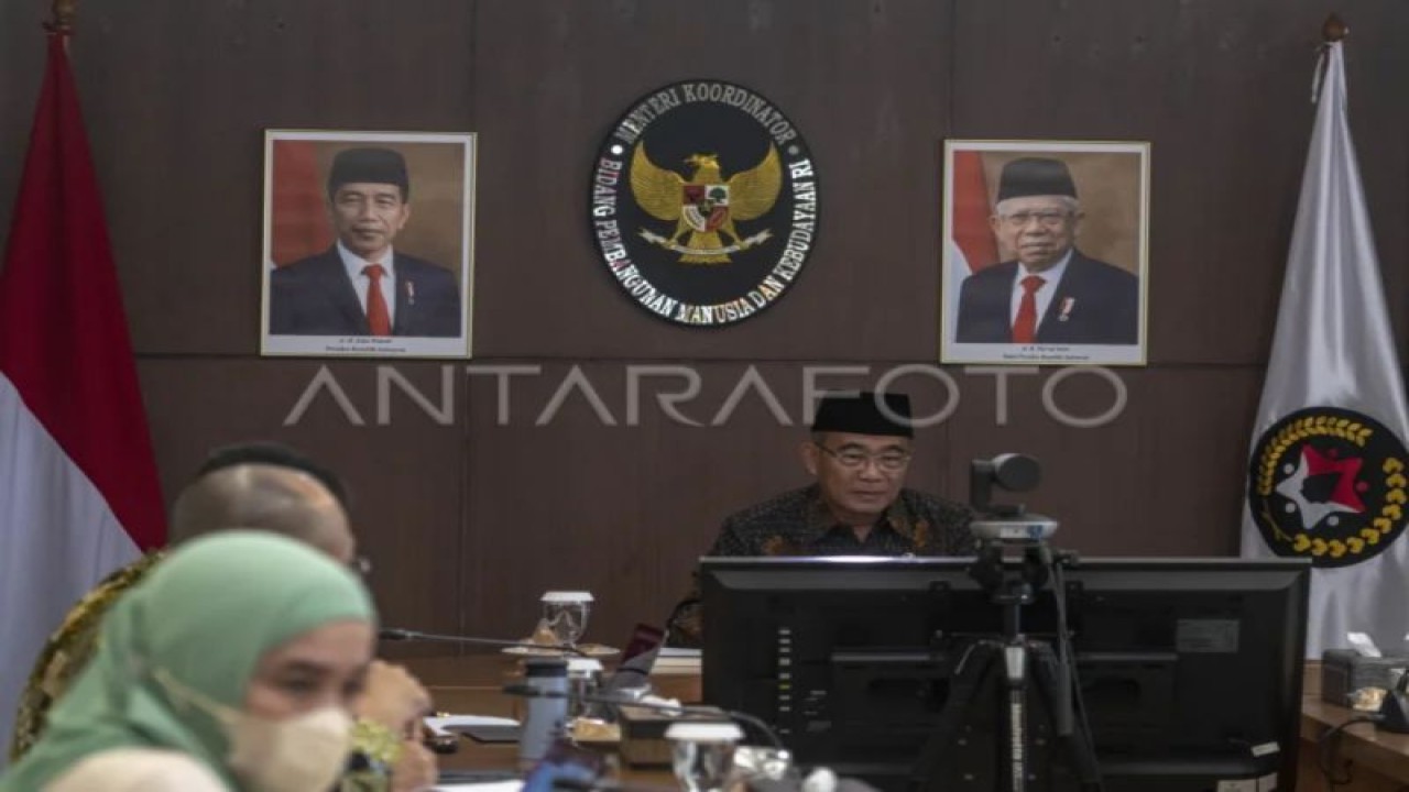 Menko PMK Muhadjir Effendy memimpin jalannya Rapat Tingkat Menteri Evaluasi Pelaksanaan Ibadah Haji 1444 H di Kantor Kemenko PMK, Jakarta, Selasa (6/6/2023). (ANTARA FOTO/Muhammad Adimaja/aww.)