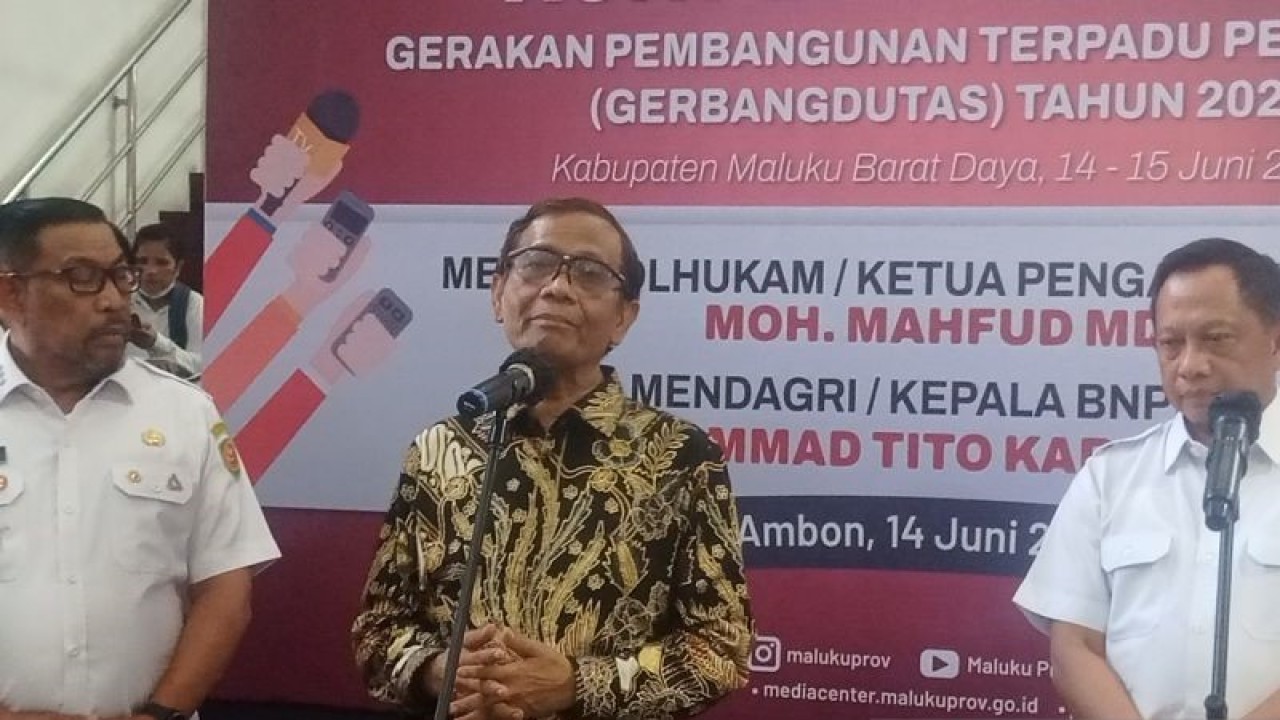 Menkopolhukam selaku Plt. Menkominfo Mahfud MD saat konferensi pers di Kota Ambon, Maluku, Rabu (14/6/2023). (ANTARA/DedyAzis)