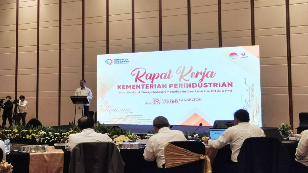 Menteri Perindustrian (Menperin) Agus Gumiwang Kartasasmita saat membuka Rapat Kerja Kementerian Perindustrian 2023 di Jakarta, Jumat (16/6/2023). (ANTARA/Ade Irma Junida)