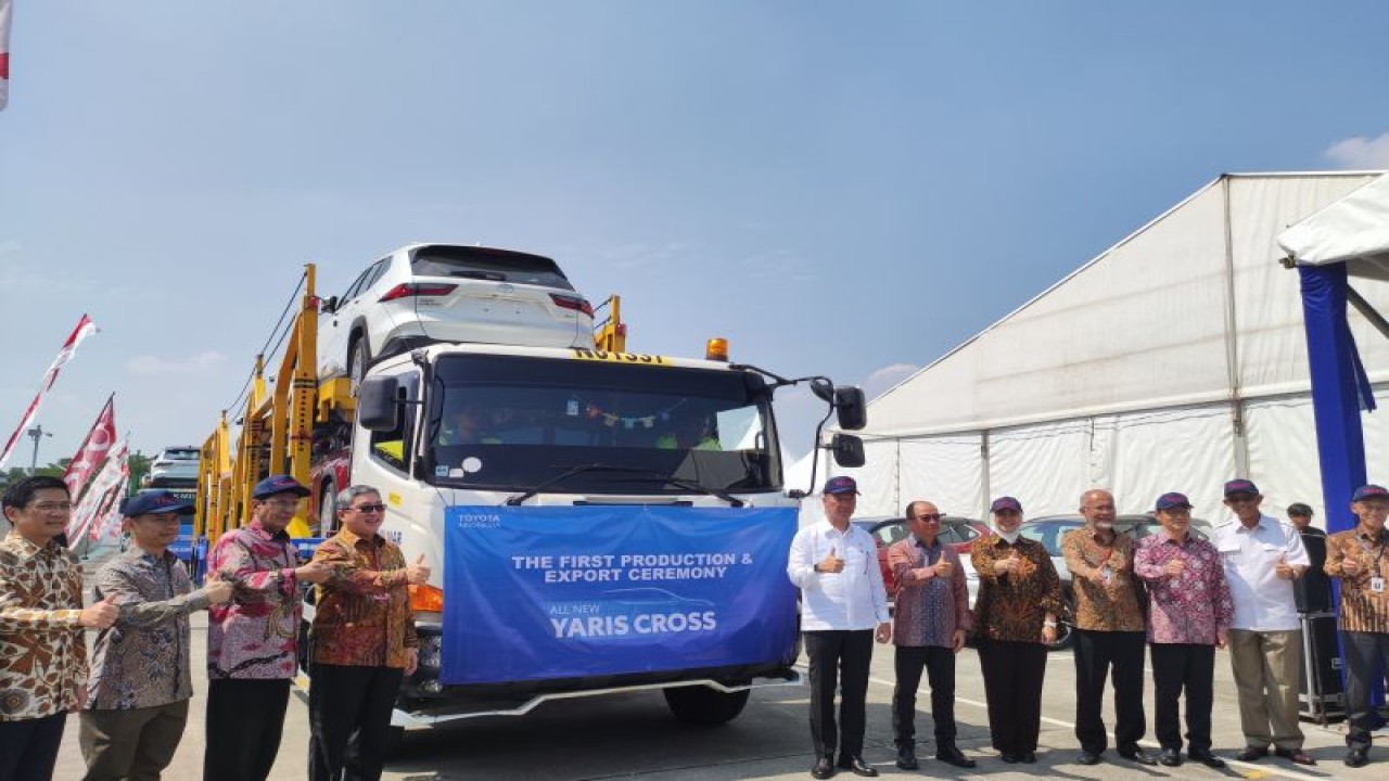 Menteri Perindustrian (Menperin) Agus Gumiwang Kartasasmita (tengah kemeja putih) melepas ekspor Toyota All New Yaris Cross di Pabrik TMMIN Karawang 1 dan 2, Karawang Barat, Jawa Barat, Selasa (13/6/20223). (ANTARA/Ade Irma Junida)