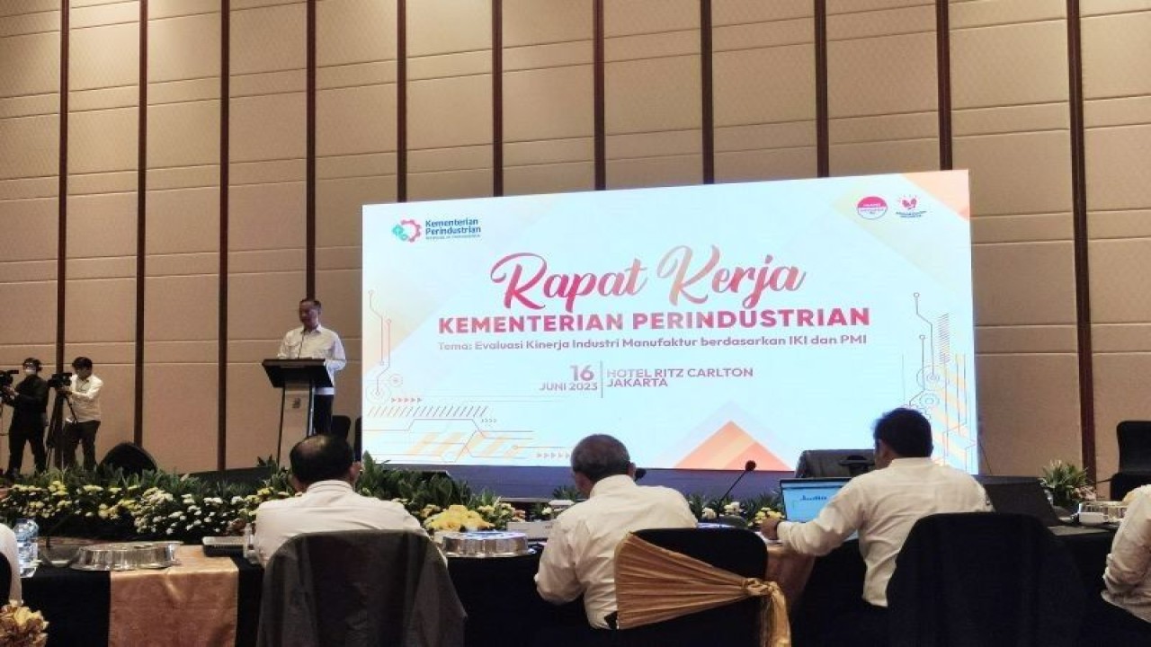 Menteri Perindustrian (Menperin) Agus Gumiwang Kartasasmita saat membuka Rapat Kerja Kementerian Perindustrian 2023, di Jakarta, Jumat (16/6/2023). ANTARA/Ade Irma Junida