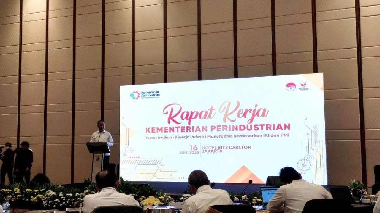 Menteri Perindustrian (Menperin) Agus Gumiwang Kartasasmita dalam Rapat Kerja Kementerian Perindustrian 2023 di Jakarta, Jumat (16/6/2023). (ANTARA/Ade Irma Junida)