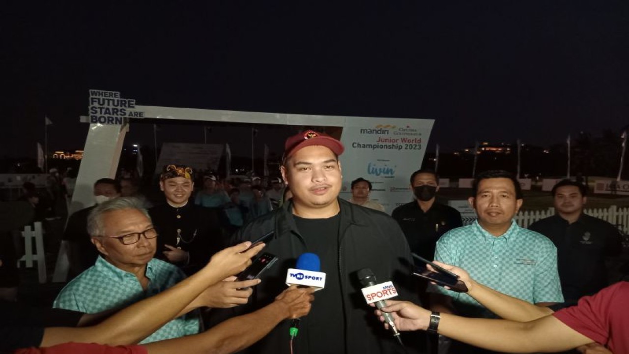 Menteri Pemuda dan Olahraga Dito Ariotedjo menjawab pertanyaan para pewarta setelah menyaksikan upacara penutupan Mandiri Ciputra Golfpreneuer Junior World Championship 2023 di Damai Indah Golf Course, Jakarta, Kamis (1/6/2023). (ANTARA/RAUF ADIPATI)