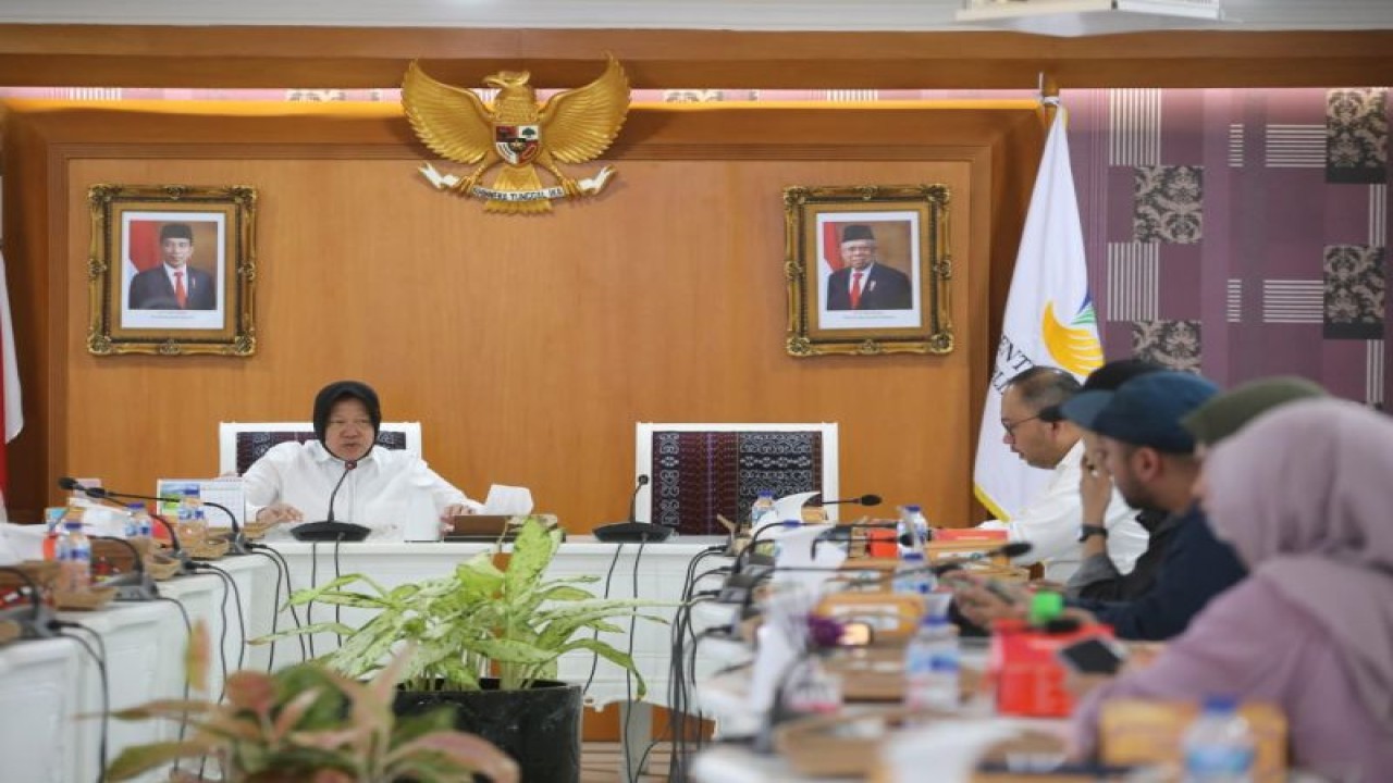 Menteri Sosial RI Tri Rismaharini saat memberikan arahan terkait pemberdayaan di kawasan 3T di Jakarta, Rabu (21/6/2023). (ANTARA/HO-Kemensos)