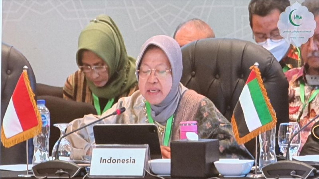 Menteri Sosial Tri Rismaharini memberikan pemaparan masalah sosial Indonesia di forum Konferensi Tingkat Menteri Organisasi Konferensi Islam (OKI) di Kairo, Mesir, Selasa (6/6/2023). (ANTARA/HO-Kemensos)