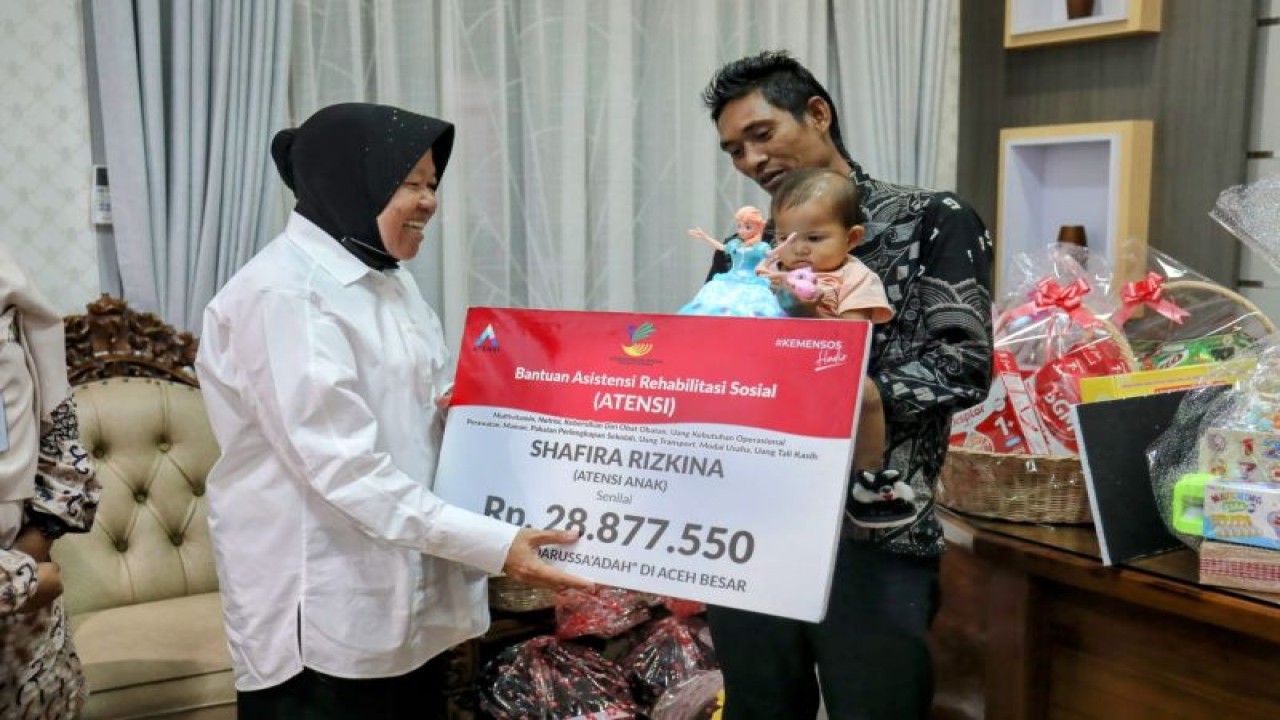 Menteri Sosial Tri Rismaharini menyerahkan bantuan biaya operasional pengobatan donasi kitabisa.com untuk Amatur Rahmani balita asal Kabupaten Aceh Timur yang menderita bocor jantung dan Shafira Rizkina (1 tahun) penderita atresia ani. (ANTARA/HO)
